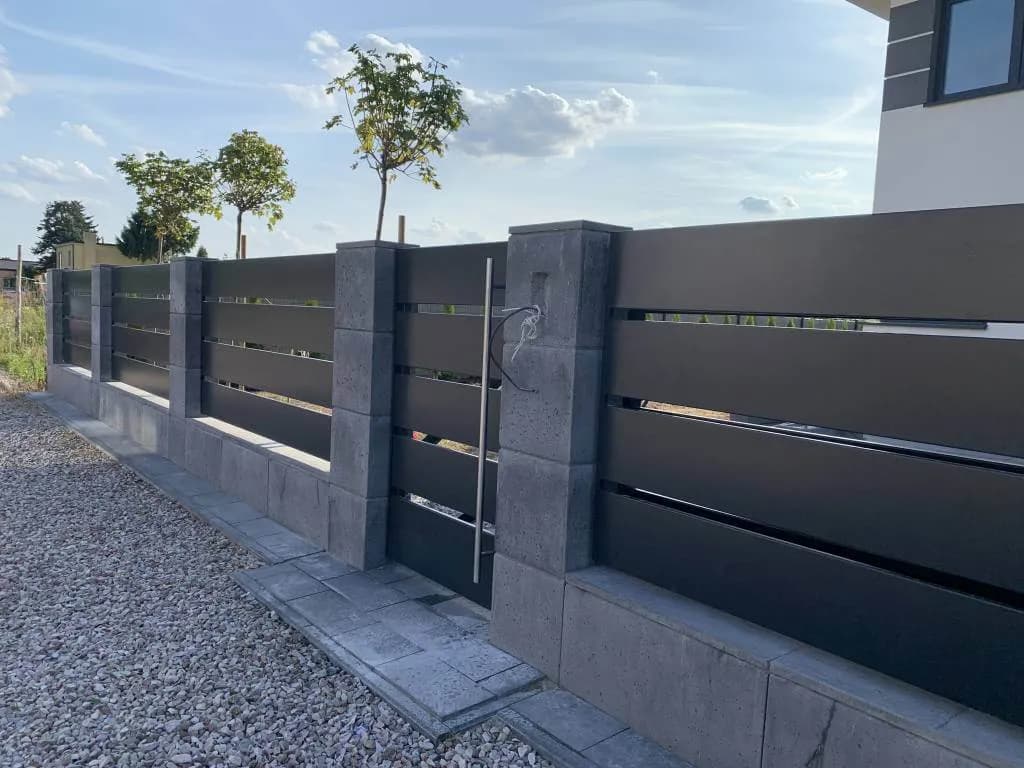 Czy na płot betonowy trzeba mieć pozwolenie? Sprawdź ważne przepisy