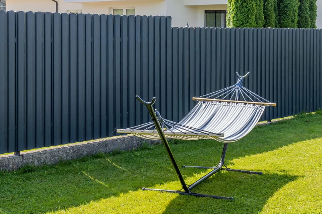 Najtańsze ogrodzenie: jak zaoszczędzić na ogrodzeniu działki