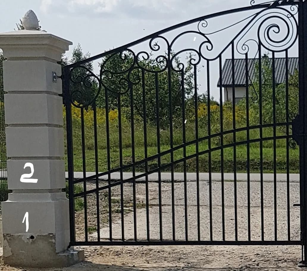 Na jakiej wysokości zamontować siłowniki do bramy, aby uniknąć problemów?