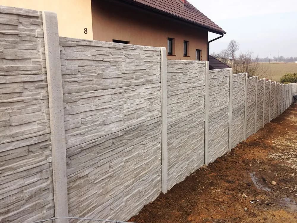 Jak wykonać ogrodzenie kaskadowe na pochyłym terenie bez błędów