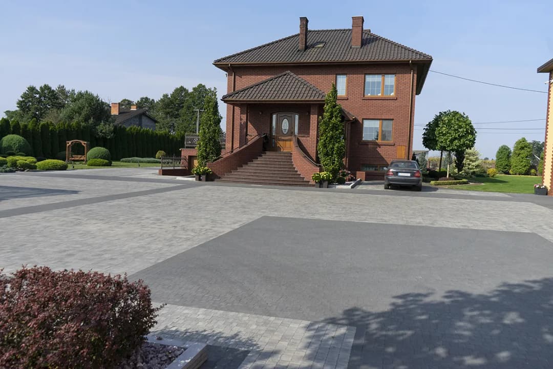 Jakiej grubości kostka na podjazd? Wybierz mądrze, uniknij problemów