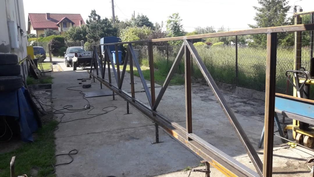 Jak zrobić bramę przesuwna podwieszana - krok po kroku bez problemów