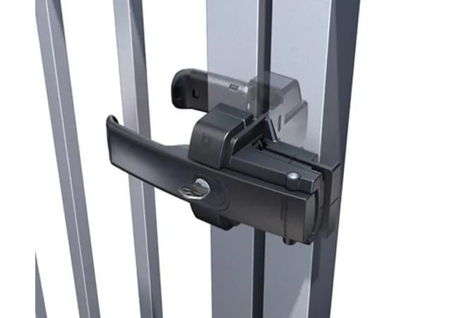 Jakie zamknięcie do bramy dwuskrzydłowej wybrać, by uniknąć problemów?