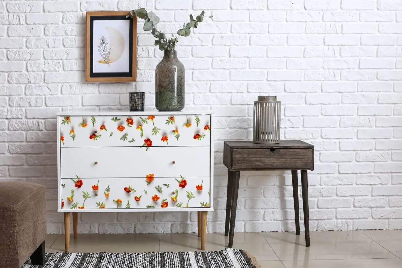 Jak zrobić decoupage na meblach - proste kroki do pięknych efektów
