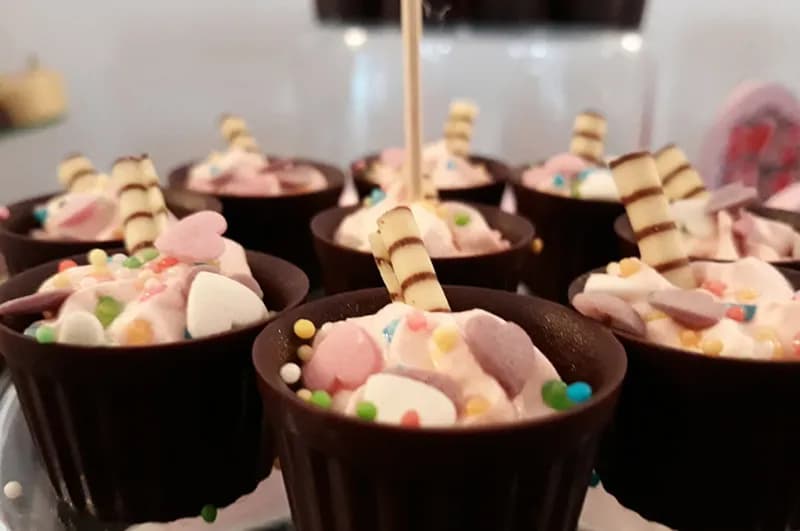 Jak zrobić słodki stół na komunię, by zachwycić gości?