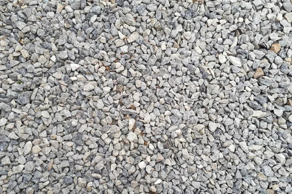 Kliniec czy tłuczeń na podjazd – który materiał jest lepszy?